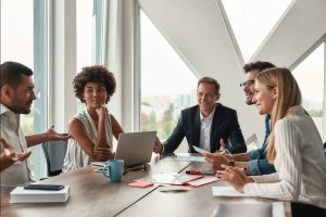 Nous nous assoyons avec vous et posons les bonnes questions